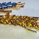 Beaut&Berry Trendy Ear of Wheat Brooches for Women Rhinestone Blue and Yellow Plant Pins 5-Color Unisex Casual Accessories Gifts photo review
